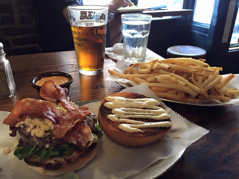 En Little Italy burger med fries på huskrogen Black Iron.