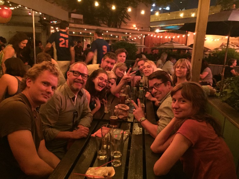 Glatt gäng svenskar på Union Pool, Brooklyn.